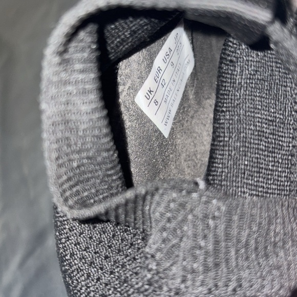 worn acouple times 
comes with authenticity card and backpack! - Picture 5 of 5